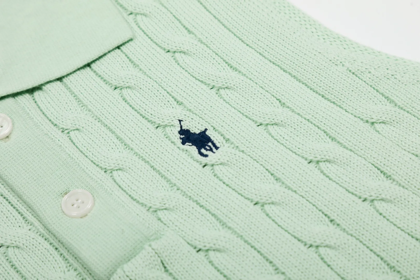 P166 💰 "Top quality" Style number: DS023# (not off the shelves all year round) [Ralph Lauren POLO lapel solid color pony embroidered logo knitted vest short sleeves] ✅Ralph Lauren Ralph Lauren classic basic versatile all-season cardigan knitted POLO vest vest short sleeves ✅Main supplier platform live broadcast Wholesale entity Replacement when out of stock Not off the shelf ✅ZP quality 1:1 version Scan the code to enter the GF website Counter quality ✅Details and quality are the only one in Guangzhou. Imported quality cotton yarn, focusing on high-end, cost-effective. Needless to say good quality. ✅Restore the original version. The maximum size can be worn up to 150 pounds. Loose, comfortable and stress-free. Olive green, denim blue, Chinese red